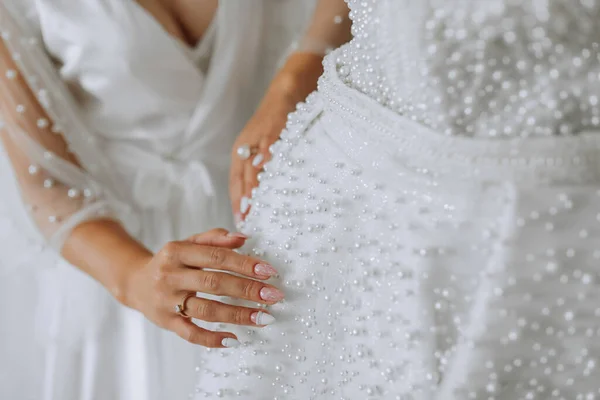 Белое Свадебное Платье Манекене Комнате Крупным Планом Руки Невесты Манекене — стоковое фото