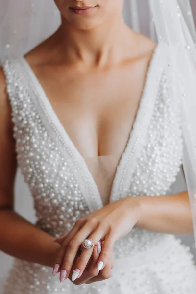 花嫁の手には真珠が入った豪華な銀の婚約指輪 美しい手とマニキュア オープンカット クロップされた写真 — ストック写真
