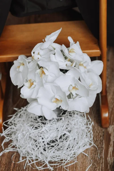 结婚花束白色兰花 婚礼当天的一束花 — 图库照片