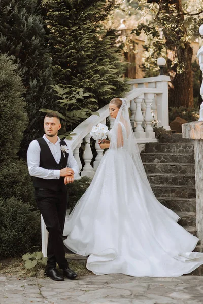 Brudgummen Och Bruden Parken Ett Par Nygifta Ett Bröllop Naturen — Stockfoto