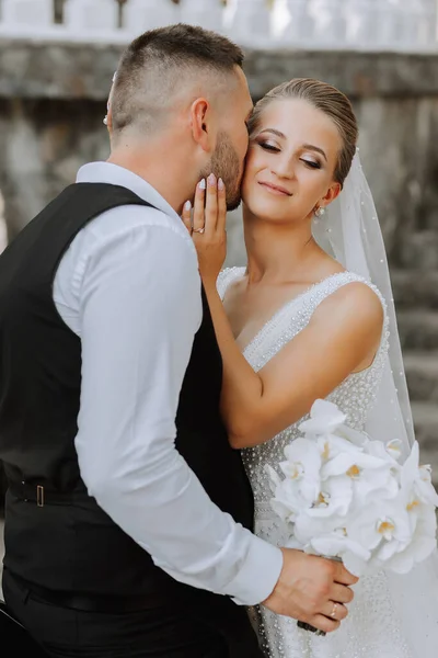 Menyasszony Vőlegény Egy Gyönyörű Udvaron Állnak Ölelkeznek Széles Látószögű Fénykép — Stock Fotó