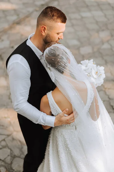 Jovem Casal Lindo Casamento Romântico Abraçando Desfrutando Seu Dia Casamento — Fotografia de Stock