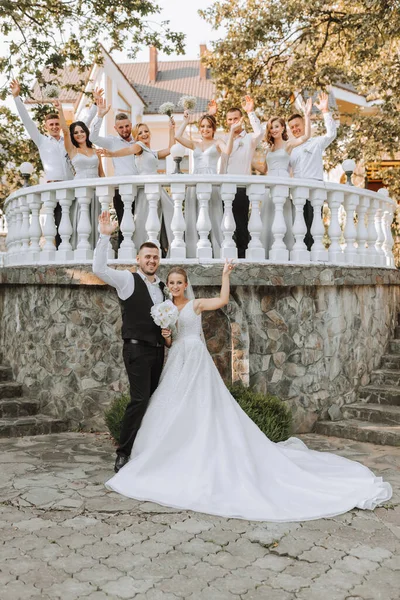 아름다운 위치에 친구와 결혼식에서 아름다운 — 스톡 사진