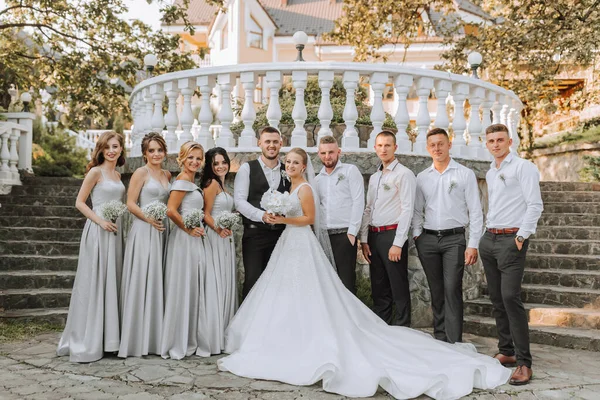 Een Mooi Koppel Een Bruiloft Met Vrienden Een Prachtige Locatie — Stockfoto