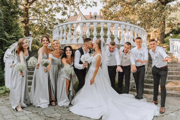 Pasangan Yang Cantik Pesta Pernikahan Dengan Teman Teman Lokasi Yang — Stok Foto