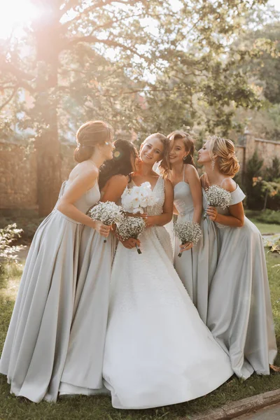 Grupo Meninas Bonitas Com Noiva Vestidos Combinando Sorrindo Comemorando Divertindo — Fotografia de Stock