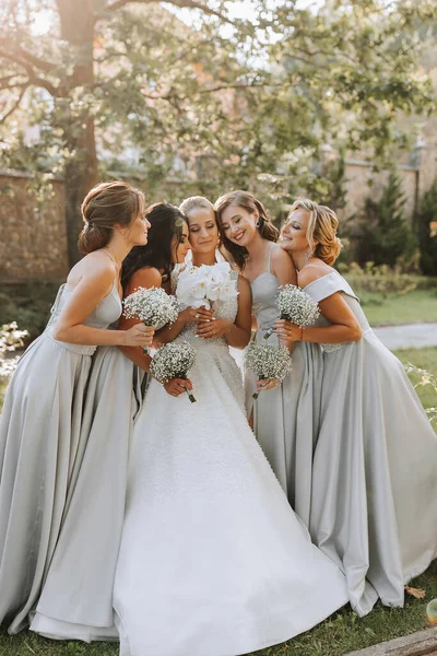 Gruppe Schöner Mädchen Mit Braut Passenden Kleidern Die Lächeln Feiern — Stockfoto