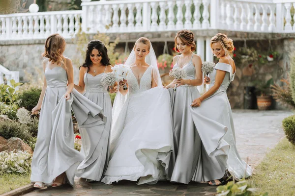 Grupo Meninas Bonitas Com Noiva Vestidos Combinando Sorrindo Comemorando Divertindo — Fotografia de Stock