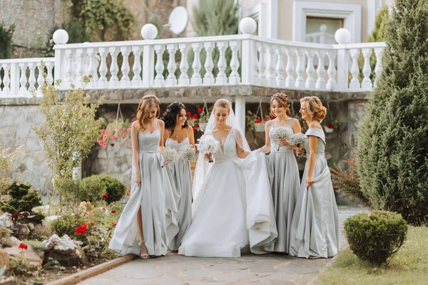 Groupe Belles Filles Avec Mariée Dans Des Robes Assorties Souriant — Photo