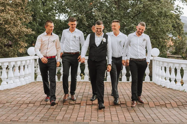 Fröhliche Junge Energische Trauzeugen Weißen Hemden Neben Dem Bräutigam Freunde — Stockfoto