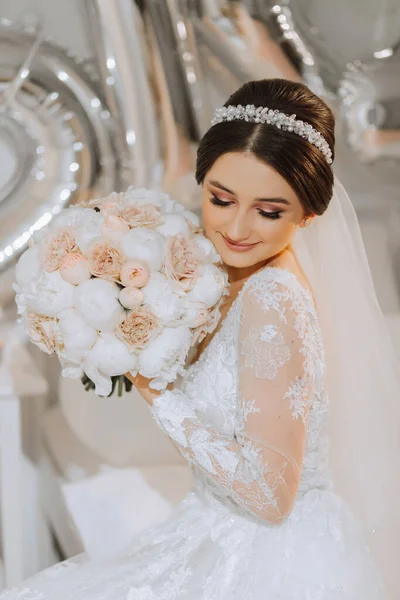 Eine Schöne Junge Braut Einem Brautkleid Mit Einem Strauß Pfingstrosen — Stockfoto