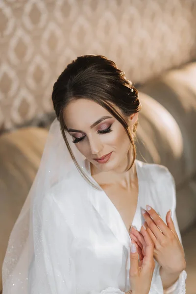 Pretty Woman Hairstyle Make Wedding Veil Sitting Dressing Gown Sofa — Stock Photo, Image