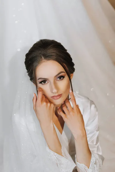 Jolie Femme Avec Coiffure Maquillage Voile Mariage Assis Robe Chambre — Photo