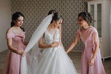 Gelin, pembe elbiseli kız arkadaşlarıyla sabah gelinin düğün törenine hazırlanmasına yardım eder.