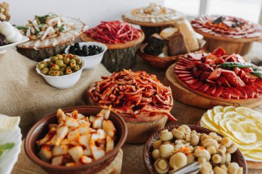 Kazak masası en iyi restoranlarda. Düğünde şölen masası. Ulusal Ukrayna mutfağı. Yağ, sosis, alkol. Yemek servisi..
