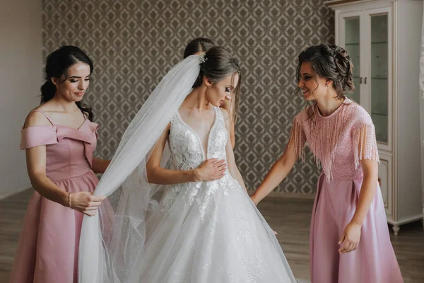 当天早上 新娘和几个穿着粉色礼服的女朋友一起 帮助新娘为婚礼做准备 — 图库照片