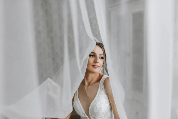 Brunettflicka Förbereder Sig För Bröllopet Porträtt Foto Bruden Bröllopsklänning Med — Stockfoto
