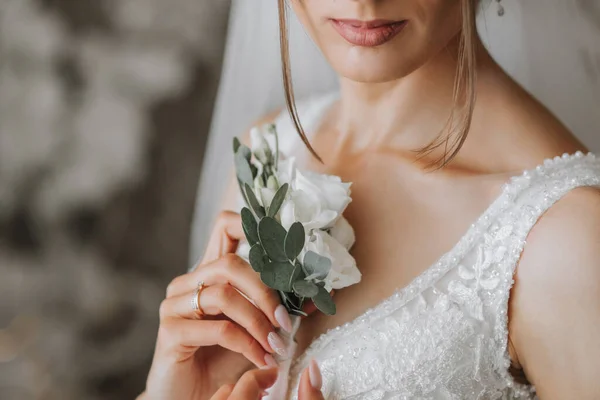 Mariée Tient Une Boutonnière Blanche Pour Marié Accessoires Mariage — Photo