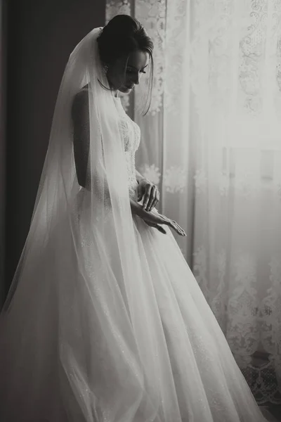 Noiva Mostra Seu Vestido Manicura Francesa Vestido Noiva Feito Tecido — Fotografia de Stock