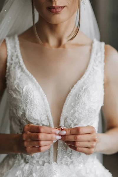 반지를 클로즈업 프랑스 매니큐어 목걸이와 드레스 — 스톡 사진