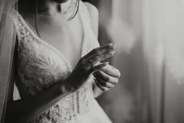 Pengantin Wanita Memegang Cincin Kawin Close Manikur Perancis Gaun Pernikahan — Stok Foto