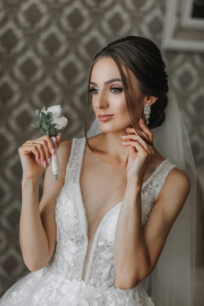 Невеста Держит Белый Бутоньер Жениха Свадебные Принадлежности — стоковое фото