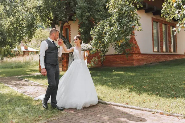 Noiva Noivo Caminham Após Cerimônia Casamento Casal Jovem Andando Jardim — Fotografia de Stock
