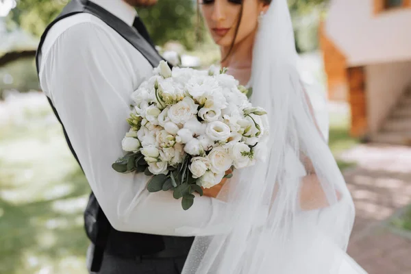 新娘和新郎手里拿着结婚花束 强调婚礼花束时 新娘的注意力不集中了 — 图库照片