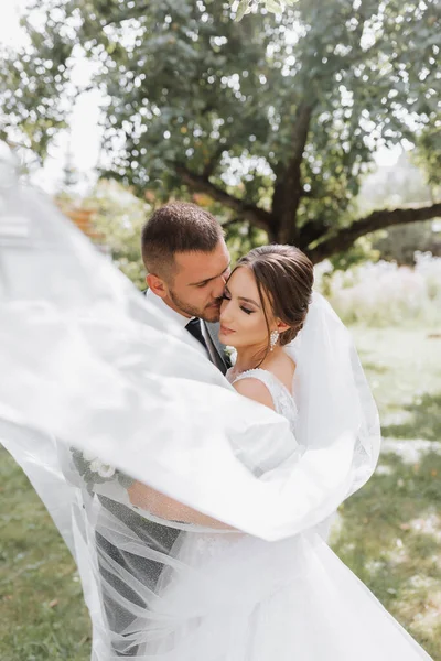 Bruden Och Brudgummen Går Efter Bröllopsceremonin Unga Par Som Går — Stockfoto