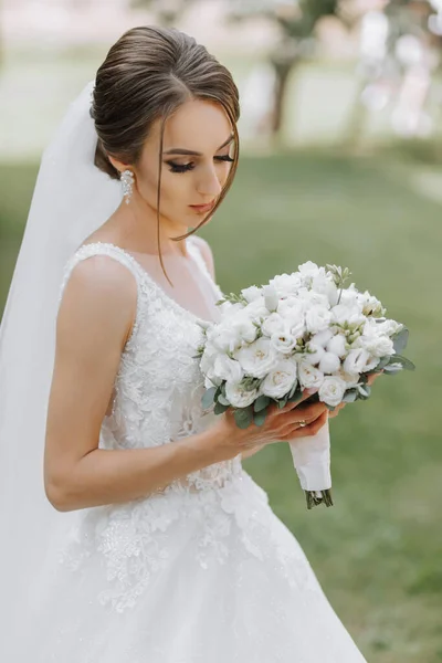 Vit Brud Elegant Bröllopsklänning Med Bukett Blommor Utomhus — Stockfoto