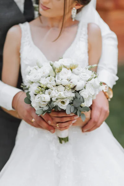 Bröllop Bukett Händerna Bruden Och Brudgummen Tonvikt Bröllopsbuketten Bruden Fokus — Stockfoto