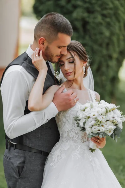 Pernikahan Yang Indah Pasangan Yang Indah Jatuh Cinta Tertawa Dan — Stok Foto