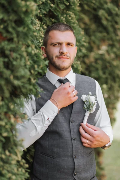 Schöner Bräutigam Eleganten Anzug Ein Bärtiger Junger Mann Mit Stylischer — Stockfoto