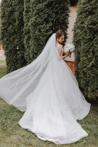 Noiva Vestido Casamento Com Trem Longo Véu Mantém Buquê Casamento — Fotografia de Stock