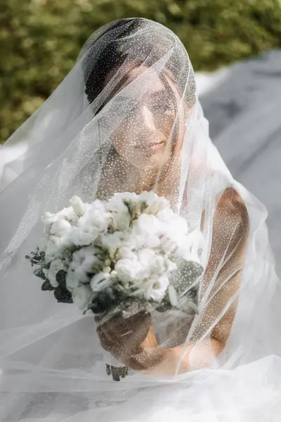 Uma Noiva Vestido Noiva Com Trem Longo Véu Mantém Buquê — Fotografia de Stock