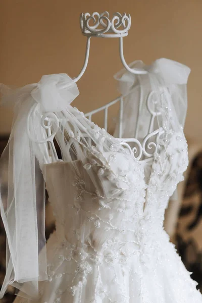 Изысканное Свадебное Платье Вуалью Плечах Стоящее Манекене Комнате Невесты Платье — стоковое фото