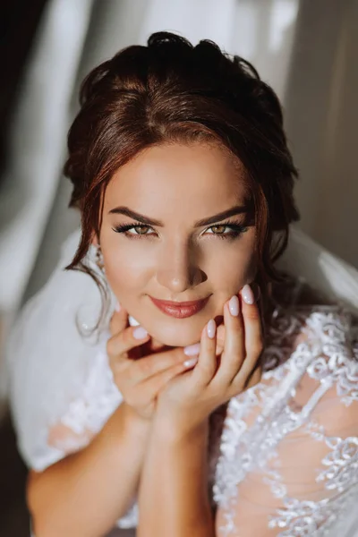 Menyasszony Reggele Fehér Köntösben Elegáns Frizurában Egy Felnőtt Lány Egy — Stock Fotó