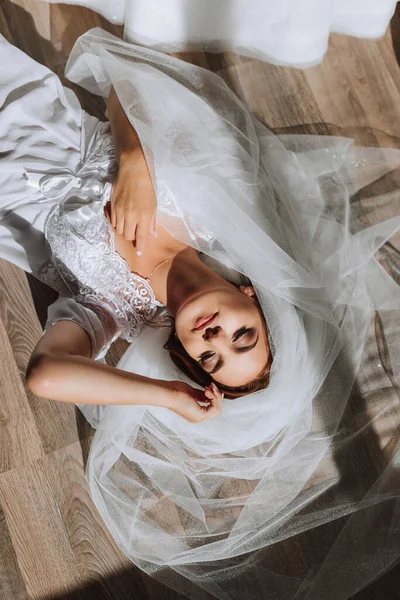 Une Belle Jeune Mariée Robe Blanche Pose Pour Photographe Couché — Photo