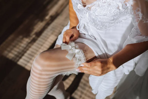 Die Braut Sitzt Posiert Trägt Ein Gewand Und Einen Langen — Stockfoto