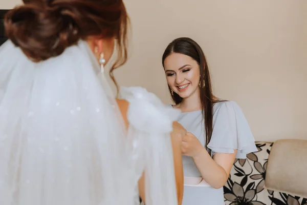 Retrato Noiva Com Seus Amigos Noiva Vestido Branco Volumoso Seus — Fotografia de Stock