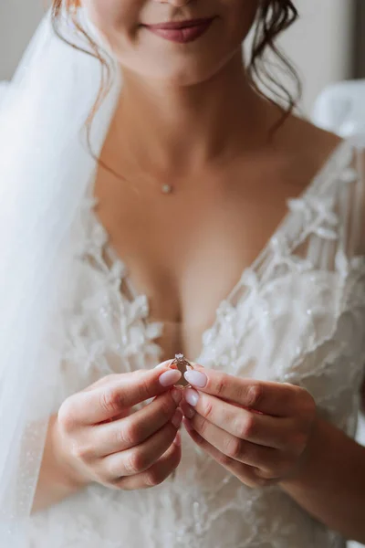 Szczegóły Ślubu Panna Młoda Jest Ubrana Białą Elegancką Sukienkę Trzymając — Zdjęcie stockowe