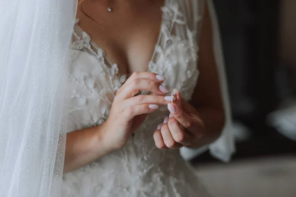신부는 우아한 드레스를 반지를 있습니다 사진입니다 — 스톡 사진