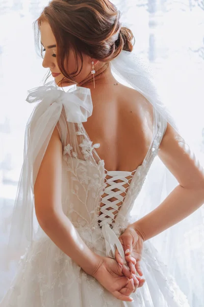 Фотографія Відкритих Красивих Плечей Нареченої Весільній Сукні Елегантна Зачіска Коричневе — стокове фото