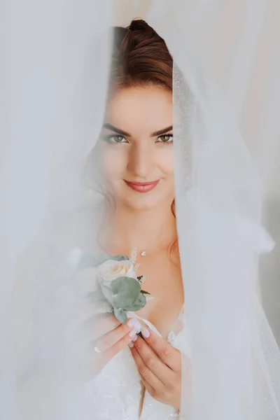 Nevěsta Oblečena Elegantních Šatech Pokrytá Závojem Pózuje Drží Boutonniere Svatební — Stock fotografie