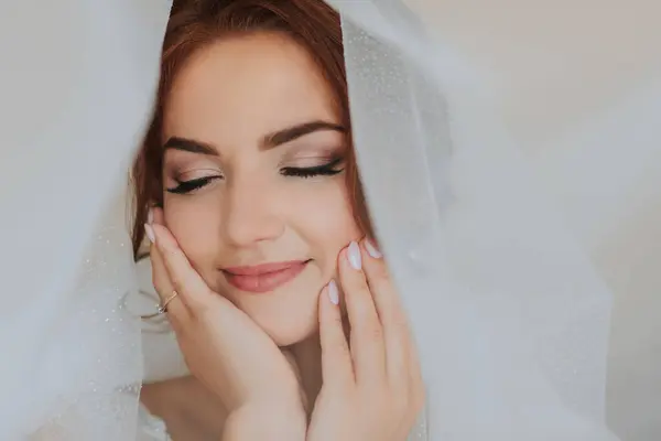 Bruden Klädd Elegant Klänning Täckt Med Slöja Poserar Bröllopsfoto Morgon — Stockfoto