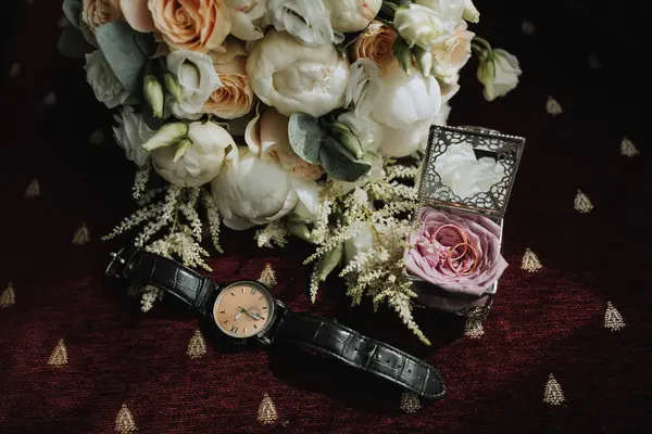 액세서리의 신랑의 호화스러운 꽃다발 부르고뉴 배경에 고전적인 시계와 스탠드에 — 스톡 사진