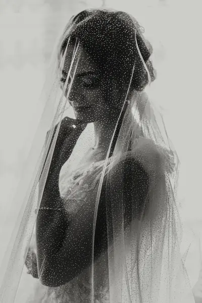Mariée Est Vêtue Une Robe Élégante Recouverte Voile Posant Tenant — Photo