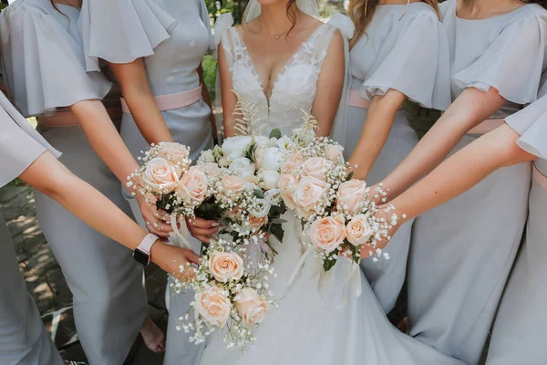 Photo Bride Bridesmaids Wedding Bouquets Wedding Day Happy Girls Best — Stock Photo, Image