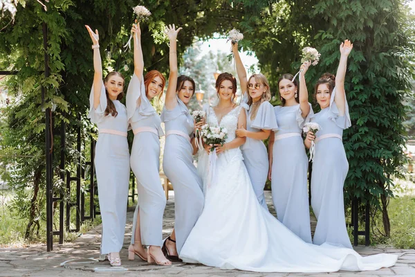 Foto Der Braut Und Brautjungfern Mit Brautsträußen Hochzeitstag Glückliche Mädchen — Stockfoto