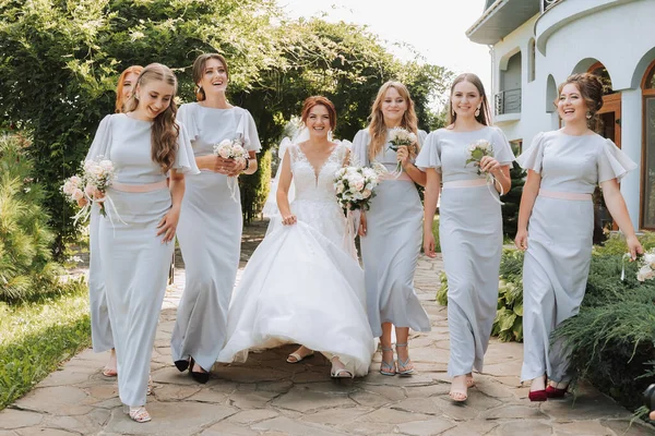 結婚式の花束と花嫁の写真 結婚式の日 親友の結婚式で幸せな女の子たち サマーウェディング — ストック写真